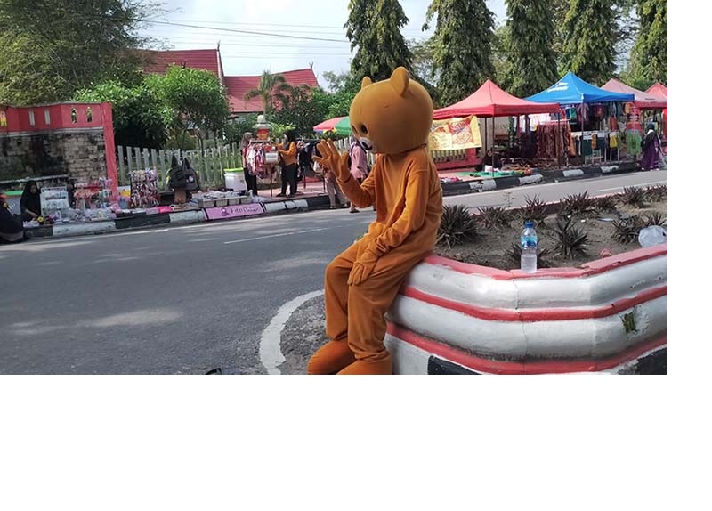 PERJUANGAN: Rizki mengenakan pakaian badut di Taman Kota Manis, Simpang HM Rafii Bundaran Pancasila, Pangkalan Bun, Minggu (26/5/2024). (Istimewa)