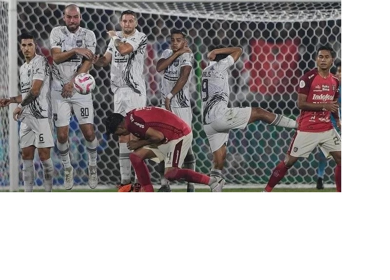 JAGA KONDISI. William Jan Pluim dan kawan-kawan, menjalani latihan ringan sebagai persiapan menghadapi Bali United di Stadion Batakan.