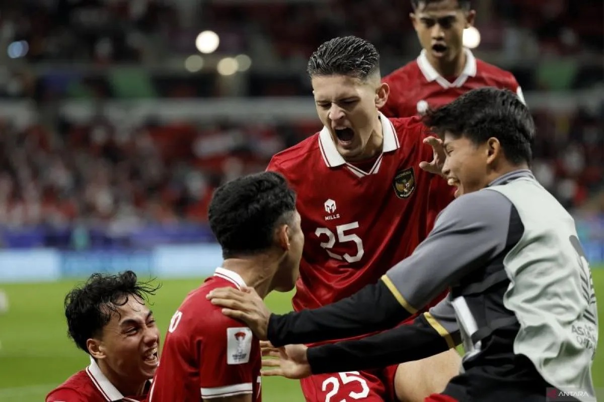 Marselino Ferdinan (tengah) merayakan bersama rekan satu timnya setelah mencetak gol pertama timnya pada pertandingan sepak bola Grup D Piala Asia AFC Qatar 2023, melawan Irak, 15 Januari 2024.