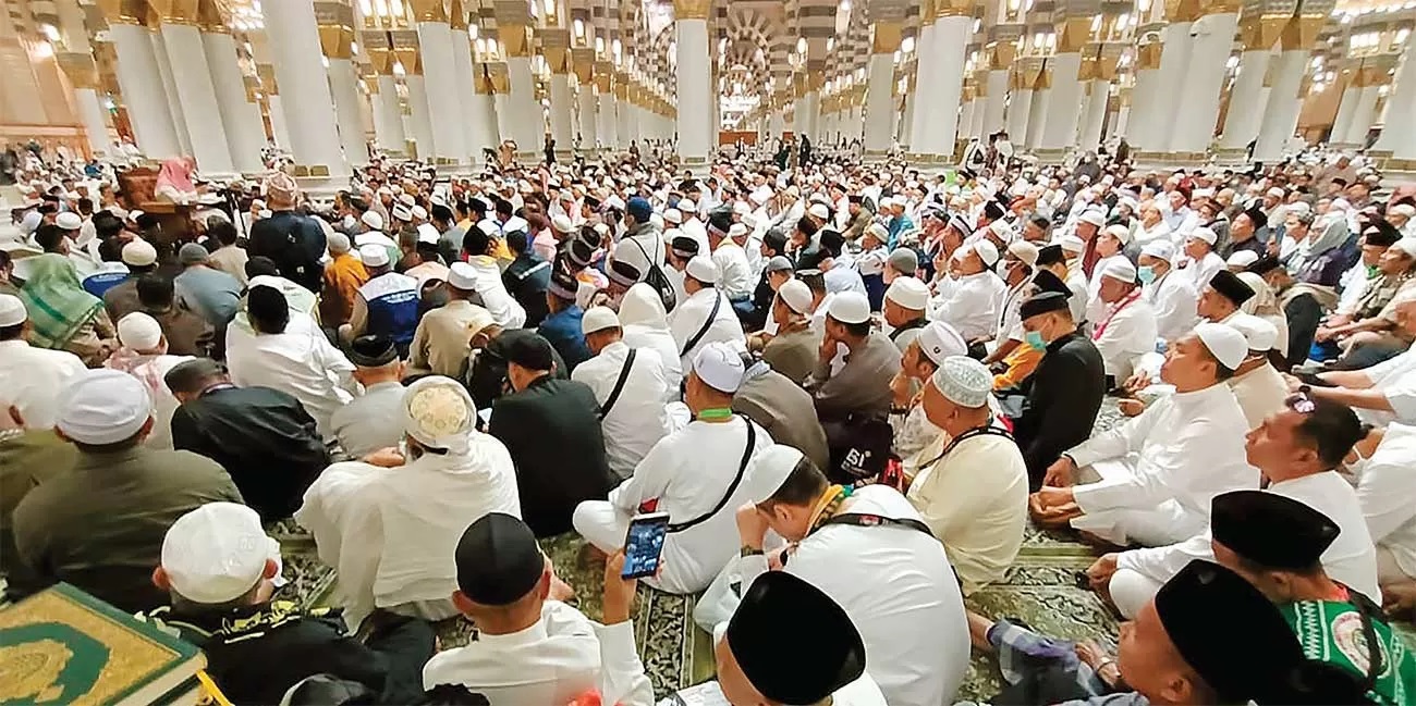 MELUBER: Jamaah haji Indonesia mengikuti pengajian rutin berbahasa Indonesia yang disampaikan Ustad Ariful bahri di dalam Masjid Nabawi, Madinah, setelah salat Magrib, Sabtu (25/5). (ARIS IMAM M)