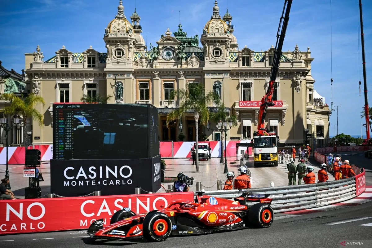 Pembalap Ferrari Charles Leclerc berkompetisi pada Grand Prix Formula Satu Monaco pada Minggu (26/5/2024) di Sirkuit Monaco. (ANTARA/AFP/Nicholas Tucat)