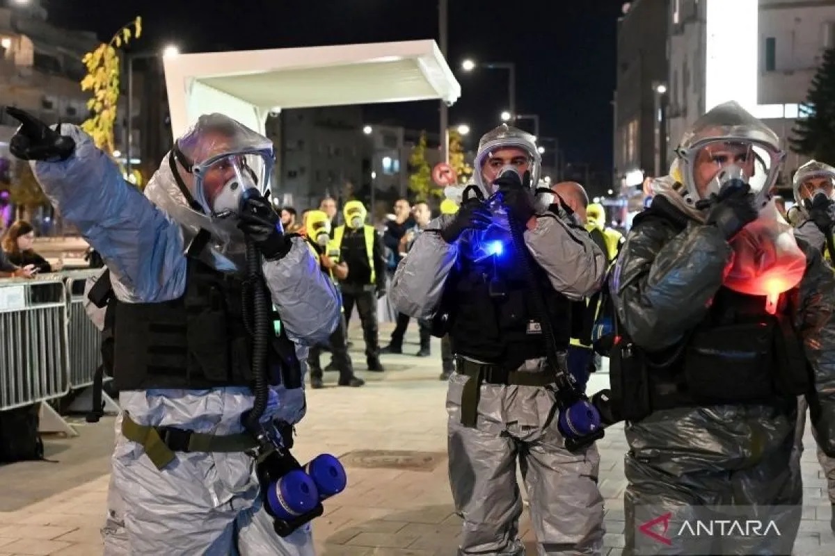 Sejumlah personel layanan medis darurat Israel bersiap mengikuti latihan simulasi serangan kimia di jalur kereta baru di pusat kota Tel Aviv, Israel, Selasa (22/11/2022). (ANTARA FOTO/Xinhua/JINI/Yos