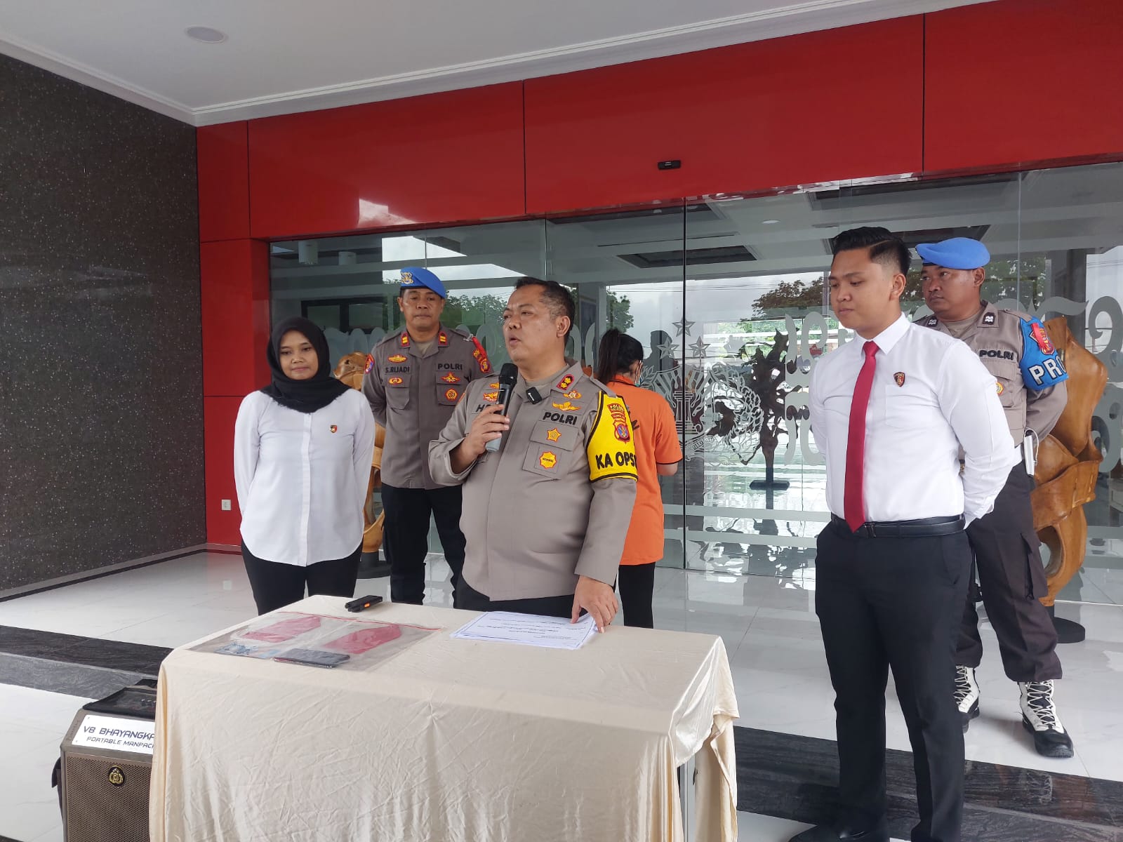 Rilis pers yang dipimpin Kapolres Kukar AKBP Heri Rusyaman tentang Tindak Pidana Perdagangan Orang di Tenggarong yang melibatkan anak di bawah umur (Elmo/Prokal.co)