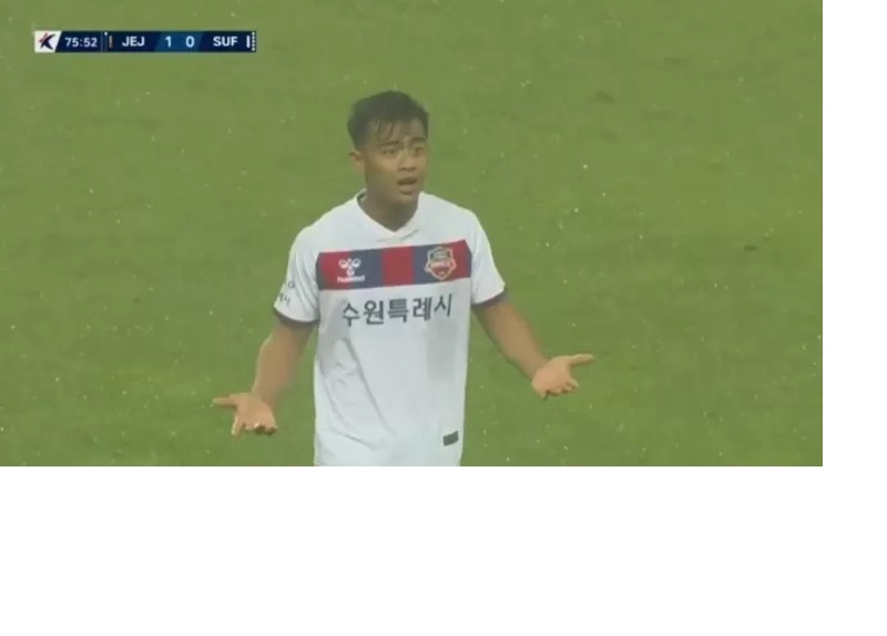 Pratama Arhan mendapat kartu merah dalam laga debutnya bersama Suwon FC. (X/@IDSPORTTV12)