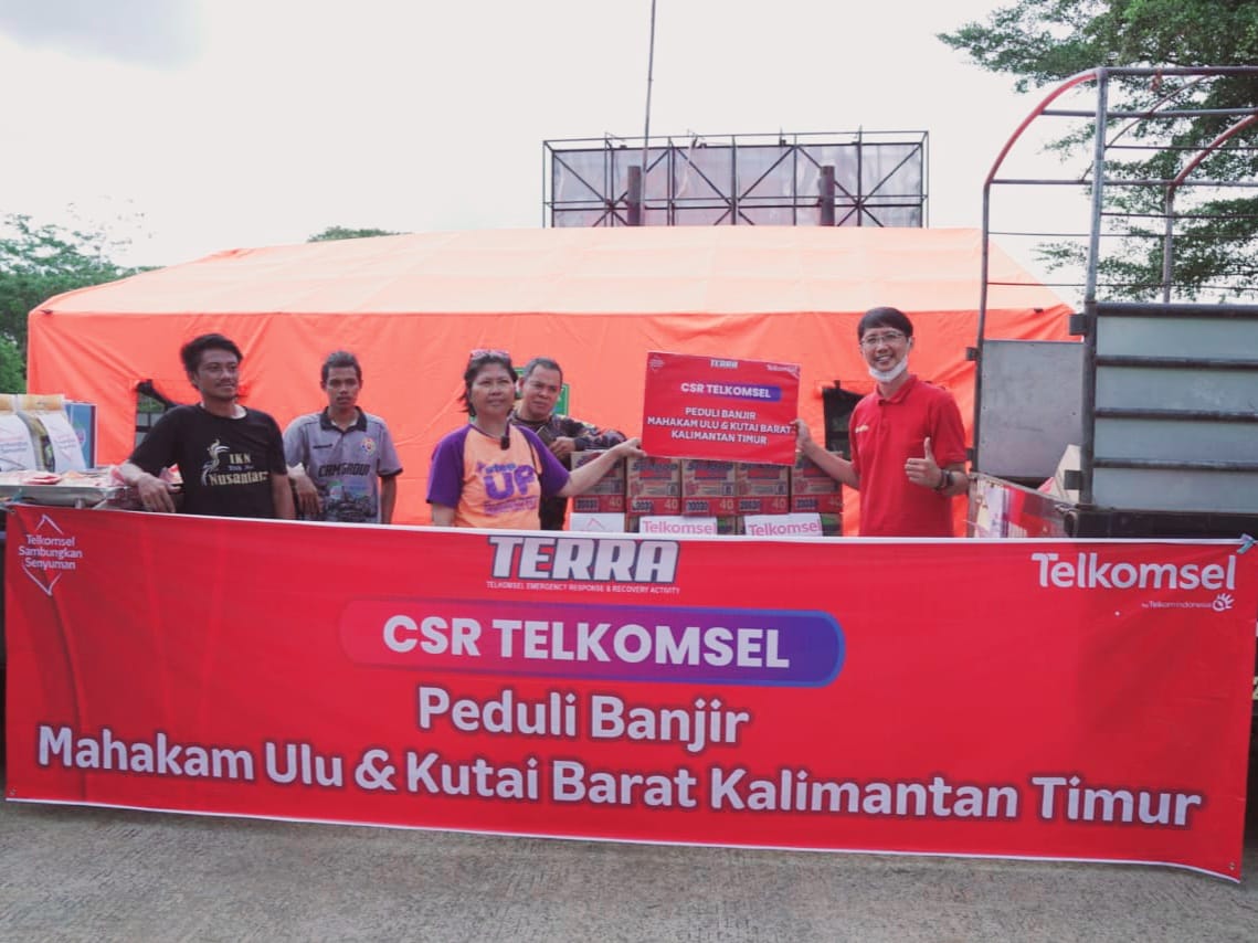 PEDULI SESAMA: Telkomsel menyalurkan bantuan kepada masyarakat terdampak banjir melalui BPBD Kutai Barat, Jumat (25/5).
