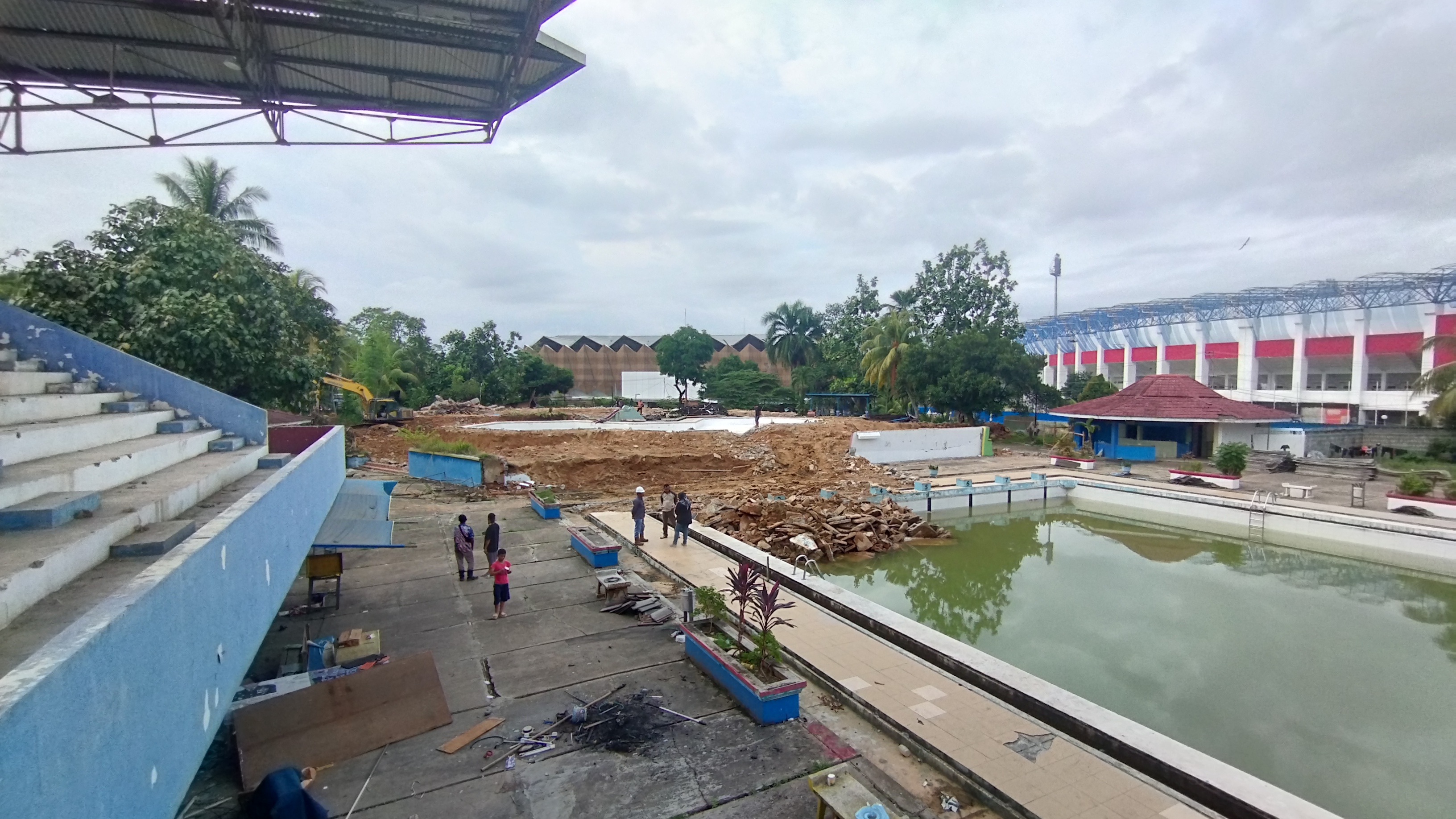 PERSIAPAN: Beberapa area di kompleks GOR Segiri telah dibongkar untuk pembangunan area olahraga rekreasi, Sabtu (25/5). Foto damping, desain sport hub dan driving range.