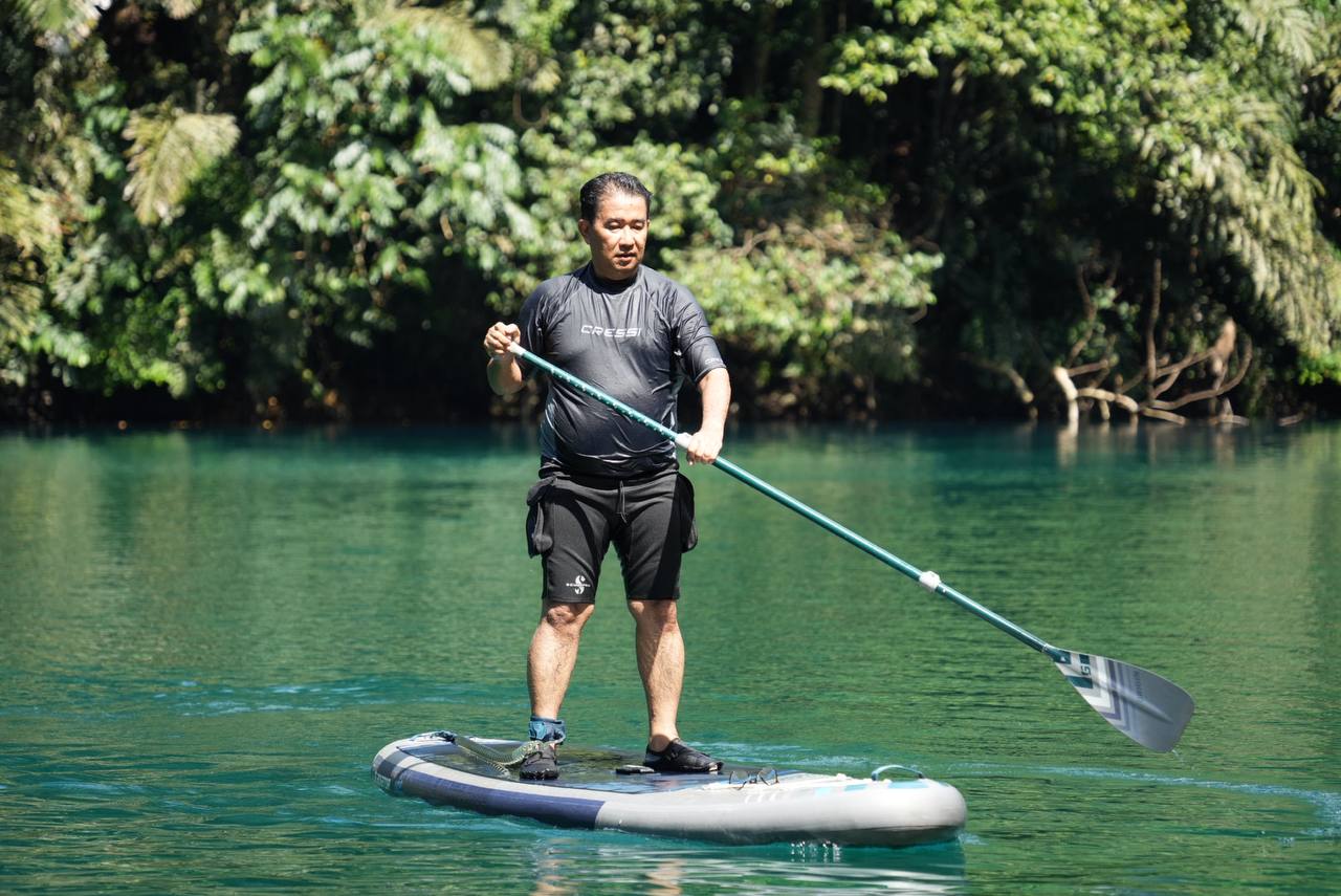 Pj Gubernur Akmal Malik menikmati pesona keindahan Teluk Sumbang dan Labuan Cermin.&nbsp;