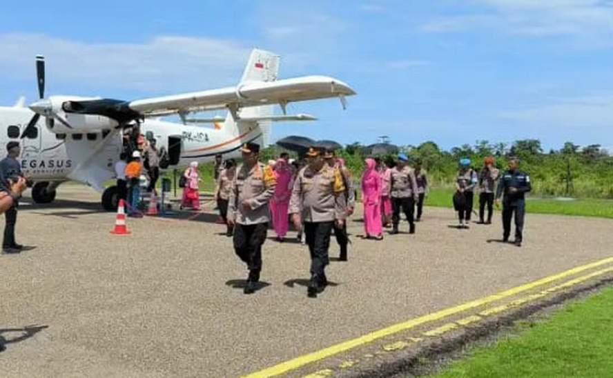 KUNJUNGAN KERJA: Rombongan Kapolda Irjen Nanang Avianto saat tiba di Sangatta melalui Bandara Tanjung Bara milik KPC.