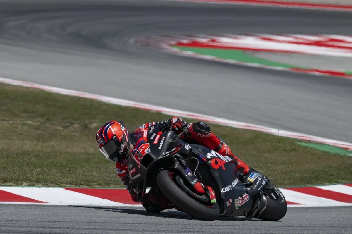 Pembalap Aprilia Racing Aleix Espargaro saat melakoni balapan utama MotoGP Catalunya di Spanyol, Minggu (26/5/2024). (ANTARA/HO/PT Piaggio Indonesia)