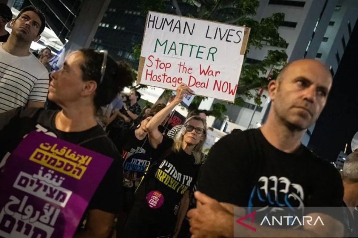 Orang-orang mengambil bagian dalam unjuk rasa yang menyerukan gencatan senjata segera di Gaza dan pembebasan sandera di Tel Aviv, Israel (18/5/2024). ANTARA/Xinhua/Chen Junqing/aa.