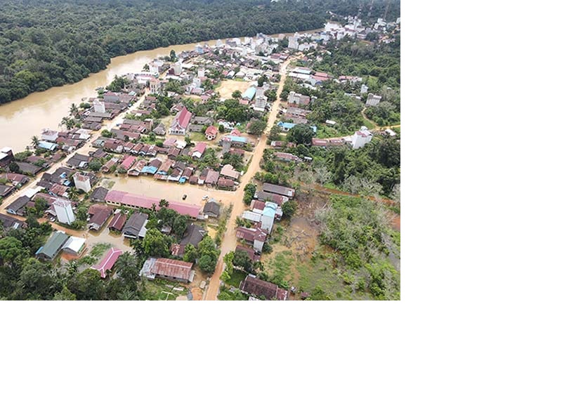 BENCANA: Kondisi banjir di wilayah utara Kotim yang merendam jalan desa dan permukiman warga setempat. (Istimewa/Radar Sampit)