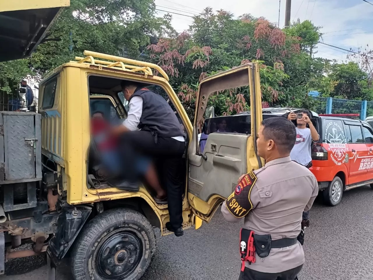 GEGER:Truk yang dikendarai Sugiono (50) sedang diperiksa oleh petugas Polsek Banjarbaru Utara.(Foto:Polsek Banjarbaru Utara untuk Radar Banjarmasin)