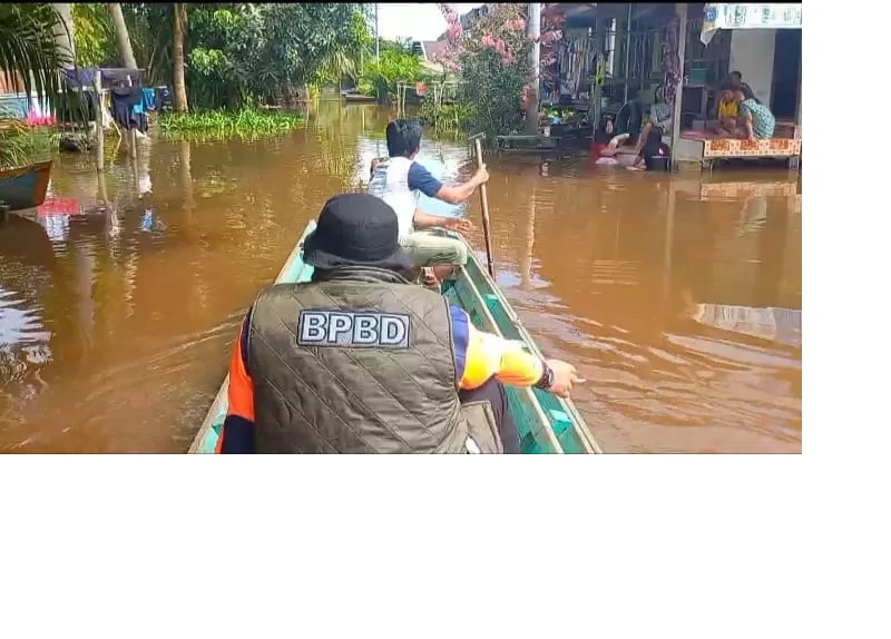 BANJIR: Beberapa desa di sejumlah kecamatan di Sanggau terendam akibat meluapnya air sungai setinggi satu hingga tiga meter serta hujan dengan intensitas tinggi. (IST)