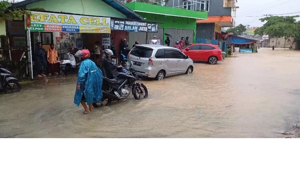 TERGENANG: Hujan yang mengguyur Tarakan menyebabkan banjir, Senin (27/5) siang. FOTO: AGUS DIAN ZAKARIA/RADAR TARAKAN
