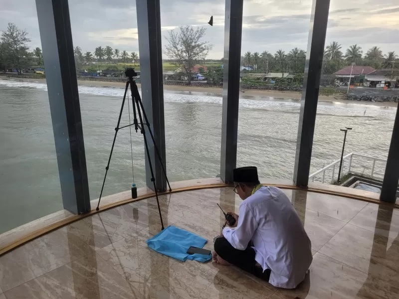 KALIBRASI KIBLAT: Kemenag Tanbu menggelar kalibrasi arah kiblat di Masjid Ziyadatul Abrar Pagatan, Senin (27/5) sore. - (FOTO: ZULQARNAIN/RADAR BANJARMASIN)