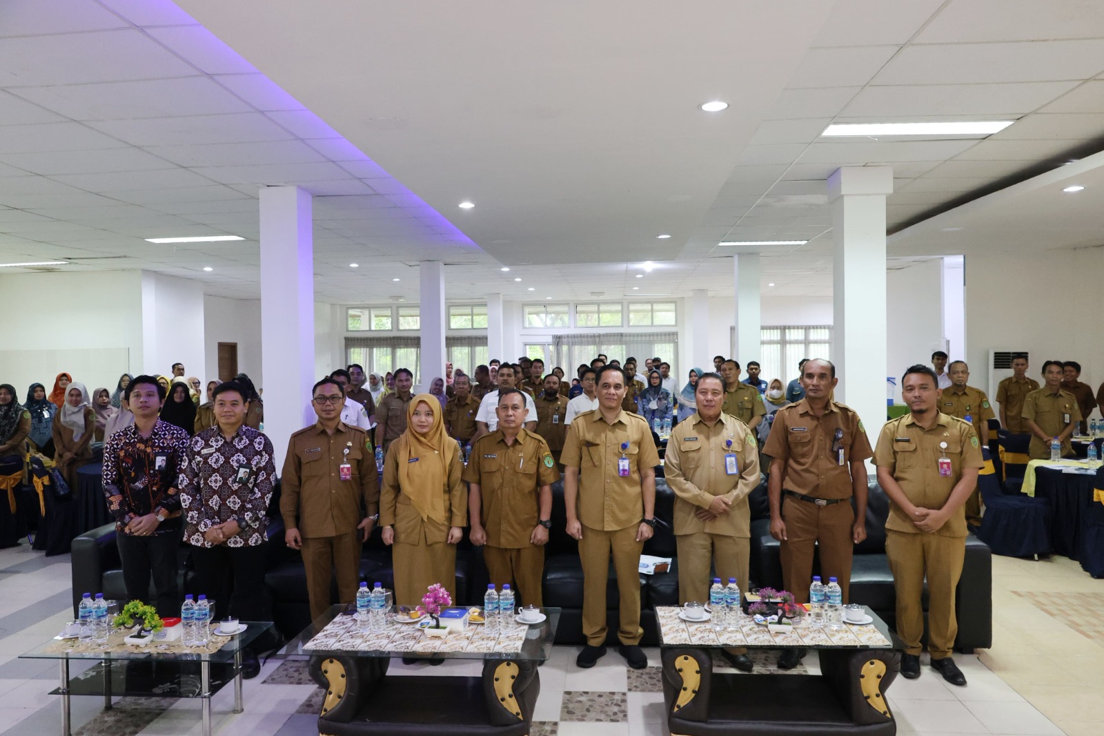 TINDAK LANJUTI: Kepala Diskominfo PPU, Khairudin (empat kanan) saat kegiatan workshop. Ia mengingatkan, agar pengaduan warga segera ditindaklanjuti, dan jangan sampai mereka memilih mengadu ke medsos.