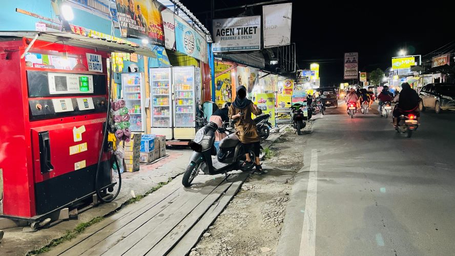 HARUS BERIZIN: Pedagang BBM eceran dan menggunakan mesin dispenser yang meminta diberikan kelonggaran terancam tak bisa lagi berjualan.