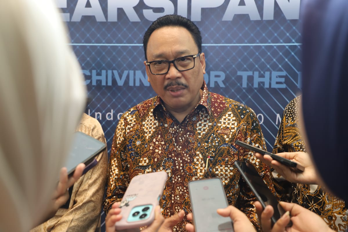 PEMBUKAAN RAKOR: Plt Kepala ANRI Imam Gunarto membuka rakor evaluasi hasil pengawasan kearsipan tahun 2024. Foto lain, penyerahan sertifikat akreditasi kearsipan.