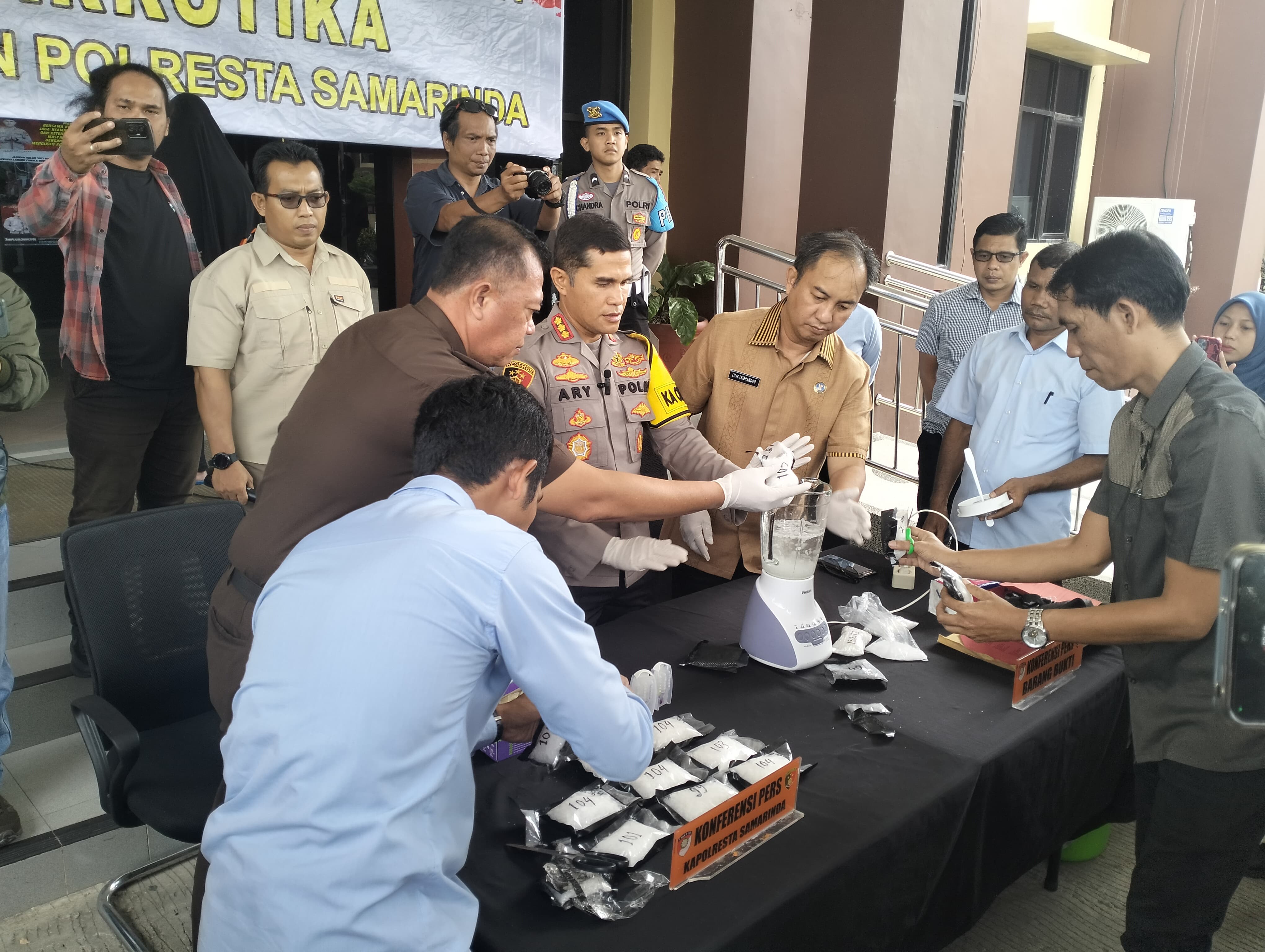 MUSNAHKAN SABU: Kapolresta Samarinda Kombes Pol Ary Fadli ketika memimpin pemusnahan barang bukti sabu-sabu seberat 1,7 kilogram lebih.