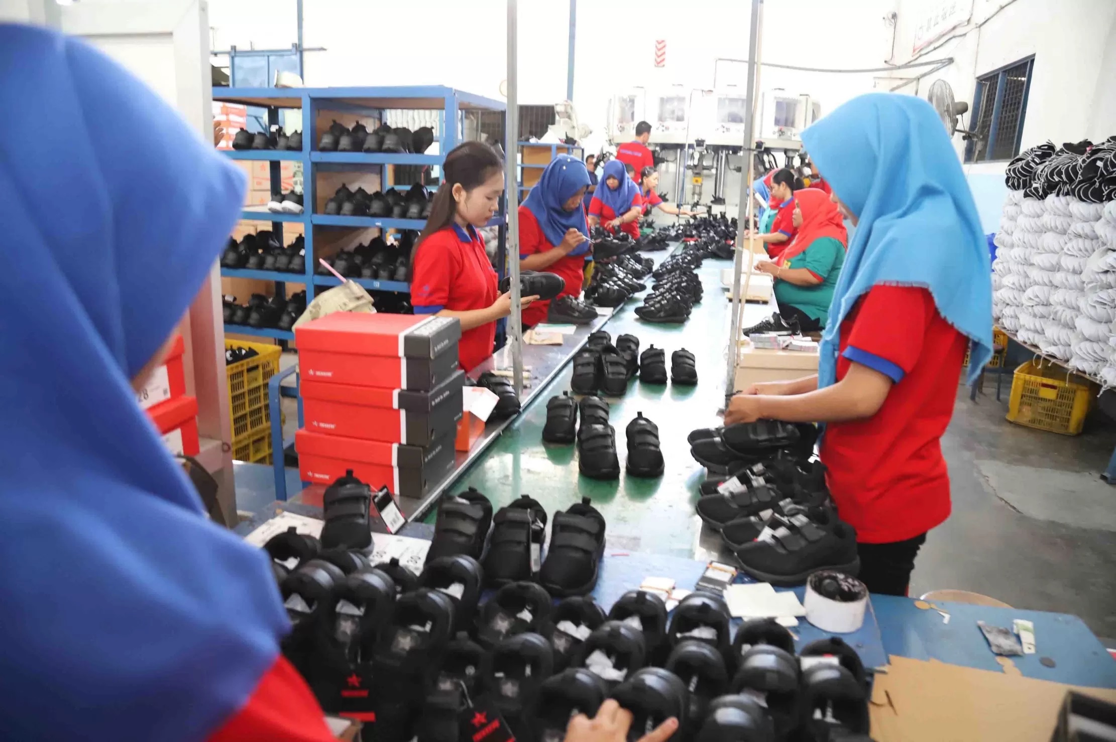 PRODUK LOKAL: Aktivitas produksi pada salah satu pabrik sepatu di kawasan Sidoarjo, Jatim, beberapa waktu lalu.