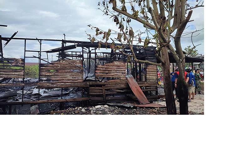 TINGGAL PUING: Bangunan warga di daerah padat penduduk Jalan Mendawai Induk, Gang Mandiri, yang hanya tersisa puing arang setelah diamuk api, Selasa (28/5/2024). (DODI/RADAR SAMPIT)