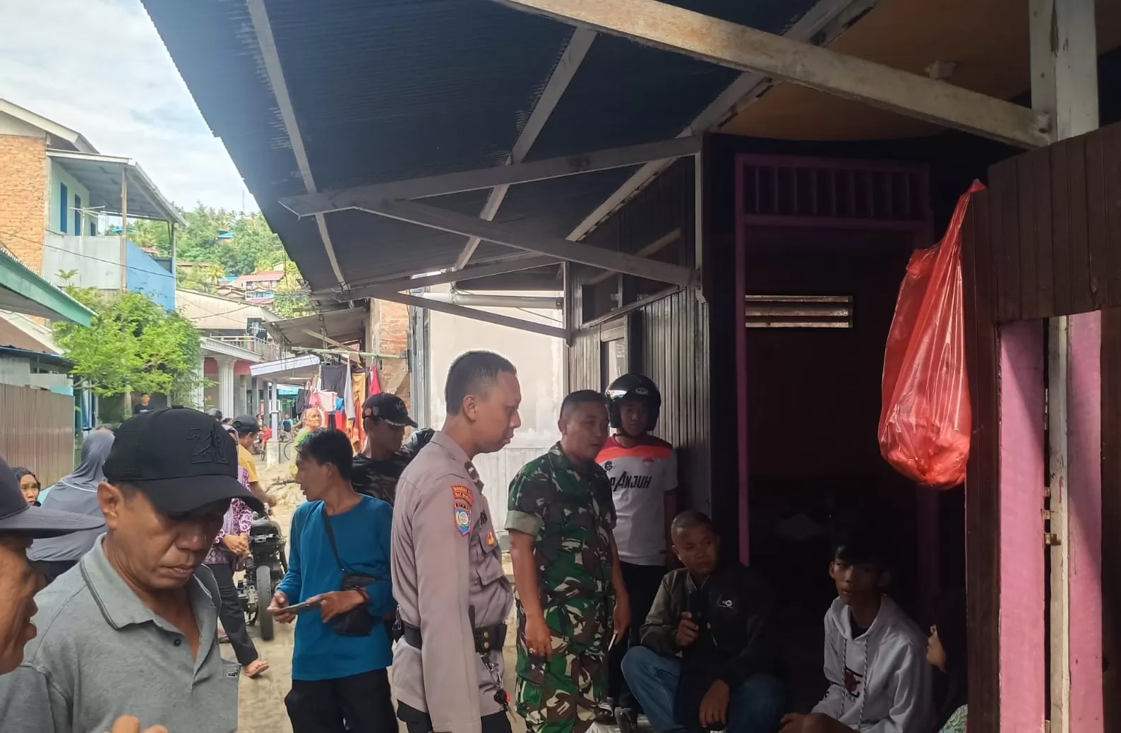 CEK TKP: Bhabinkamtibmas dan babinsa Kelurahan Sidomulyo mengumpulkan keterangan atas kejadian yang menimpa seorang lansia.