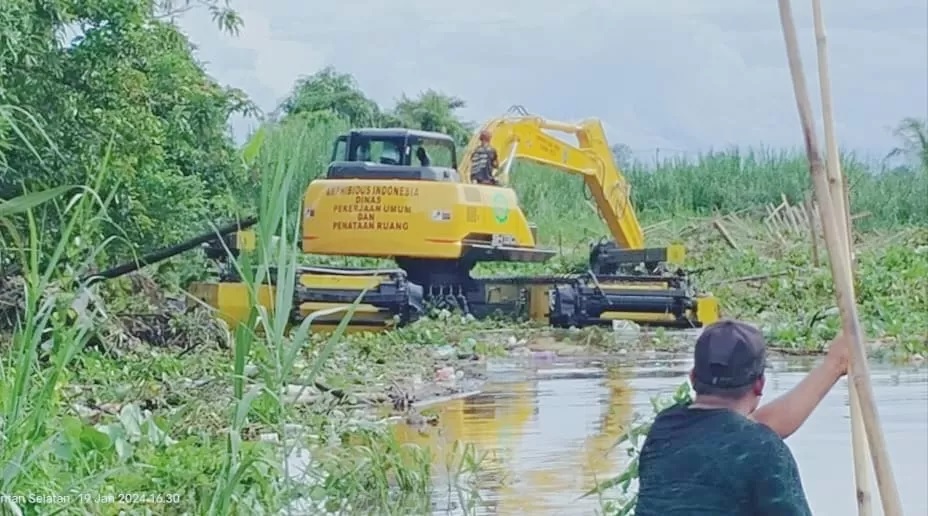 PENCEGAHAN:Pengerukan sungai yang dilakukan Dinas PUPR Kabupaten HSU dalam mencegah dampak luas banjir tahunan.(Foto:M Akbar/Radar Banjarmasin)