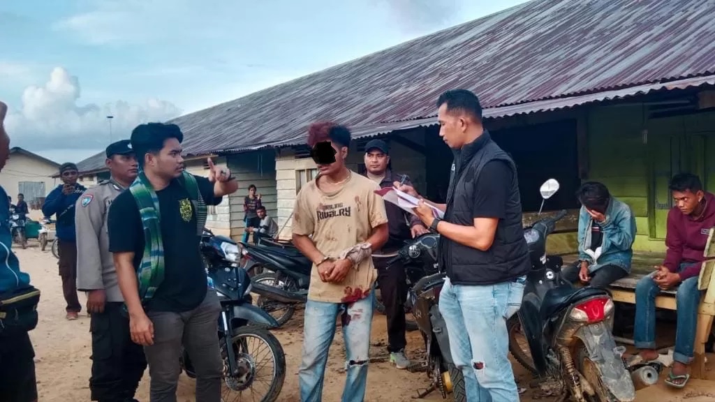 Pelaku saat diamankan.
