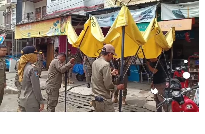 TIDAK ADIL? PKL liar di depan Pasar Baqa, Jalan Sultan Hasanuddin, Samarinda Seberang, belum tersentuh penertiban sama sekali. Padahal berdiri di atas parit dan juga memakan bahu jalan. Sebaliknya