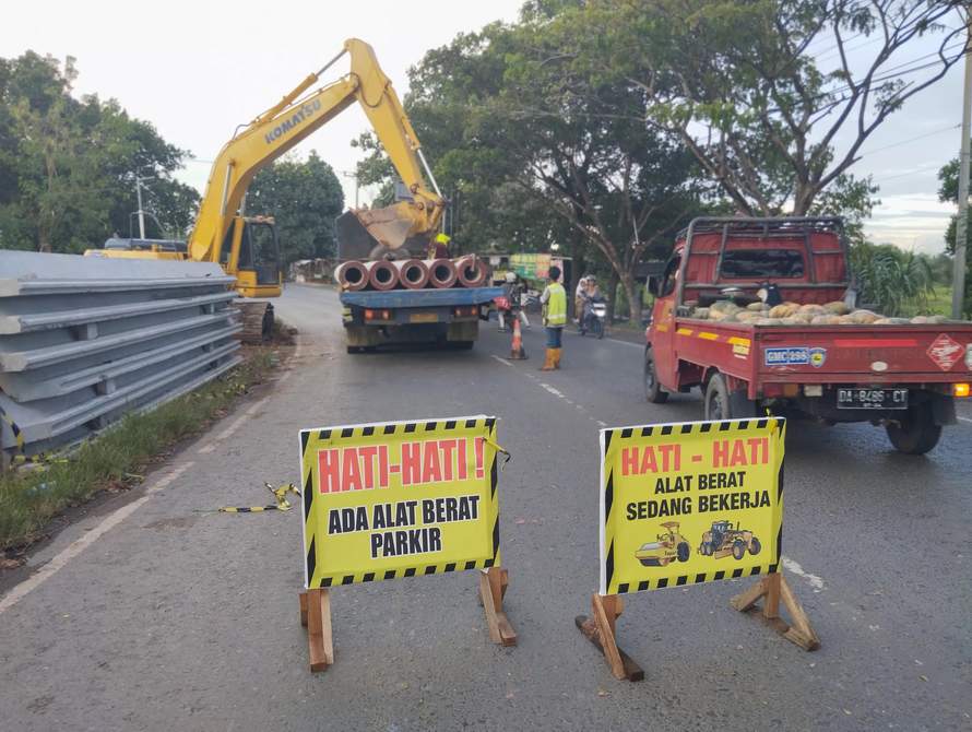 SIAP DIBANGUN:Akses Jalan Lingkar Utara ditutup untuk keperluan pembangunan jembatan di depan Jalan Sapta Marga, Kelurahan Guntung Payung, Kecamatan Landasan Ulin, Kota Banjarbaru (Foto:Fadlan Zakiri/
