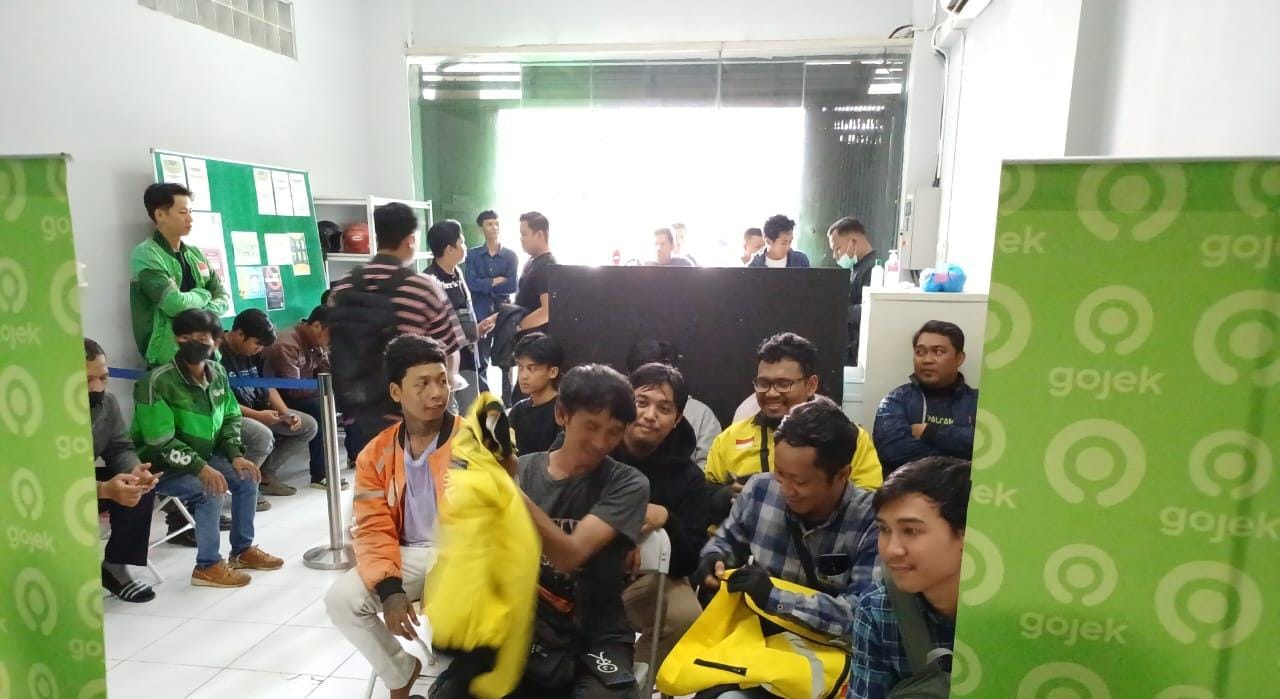 Suasana antrean di depan Kantor Gojek Samarinda.