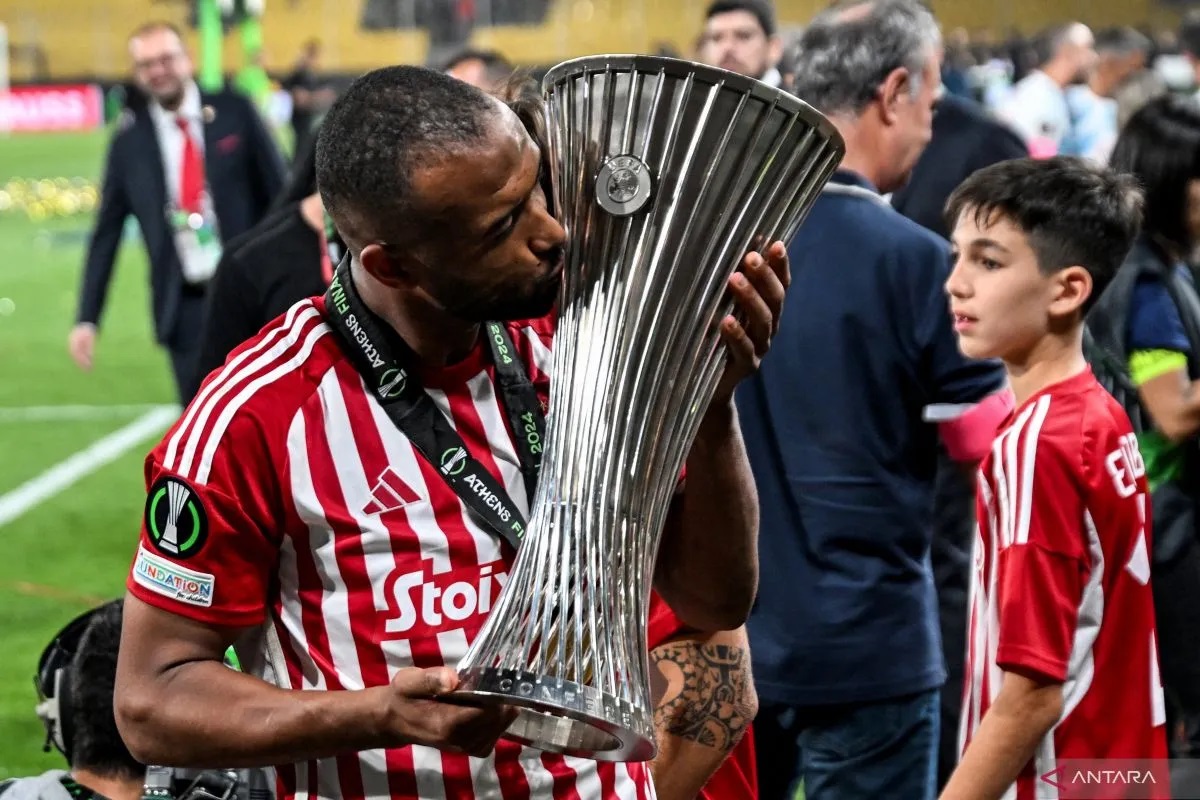 Striker Olympiakos Maroko #09 Ayoub el-Kaabi mencium trofi setelah memenangkan pertandingan sepak bola final Liga Konferensi Eropa UEFA antara Olympiakos dan Fiorentina di AEK Arena di Athena.