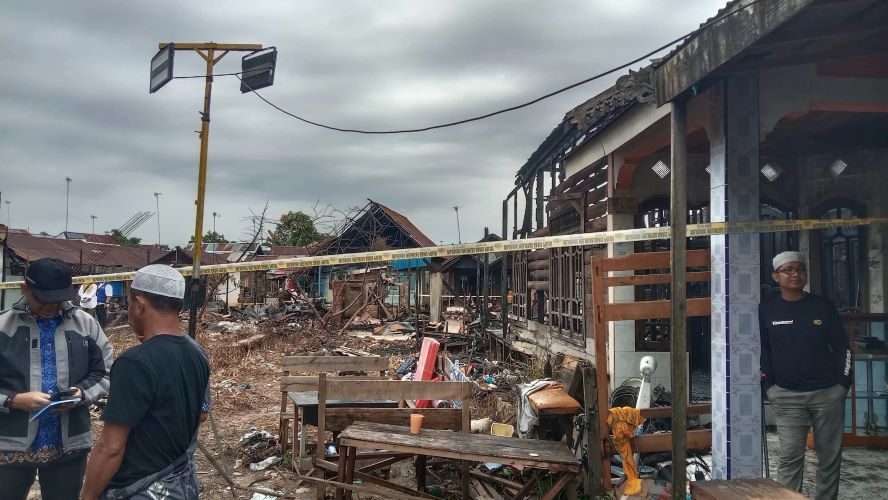 MASIH BUNT:Petugas Kecamatan Cempaka mendata jumlah warga terdampak normalisasi Sungai Kuranji untuk direlokasi ke tempat yang baru.(Foto:Fadlan Zakiri/Radar Banjarmasin)