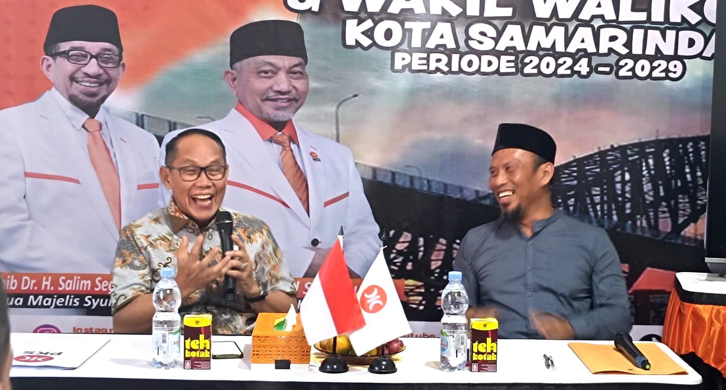 Rusmadi (kiri) saat berada di kantor PKS Kaltim.