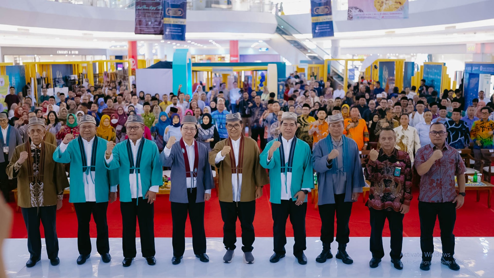 TINGKATKAN: Kepala KPw BI Kaltim Budi Widihartanto (keempat kiri) dan Pj Gubernur Kaltim Akmal Malik (tengah) pada Opening Ceremony KalaFest 2024 yang diselenggarakan pada 31 Mei - 1 Juni.