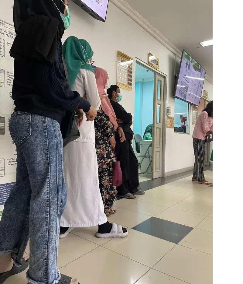 ANTRE PANJANG. Suasana di ruang tunggu pasien yang sedang antre untuk mendapatkan layanan kesehatan di RSUD IA Moeis, Harapan Baru, Loa Janan Ilir. Foto tersebut diambil pada Senin (28/5) lalu.