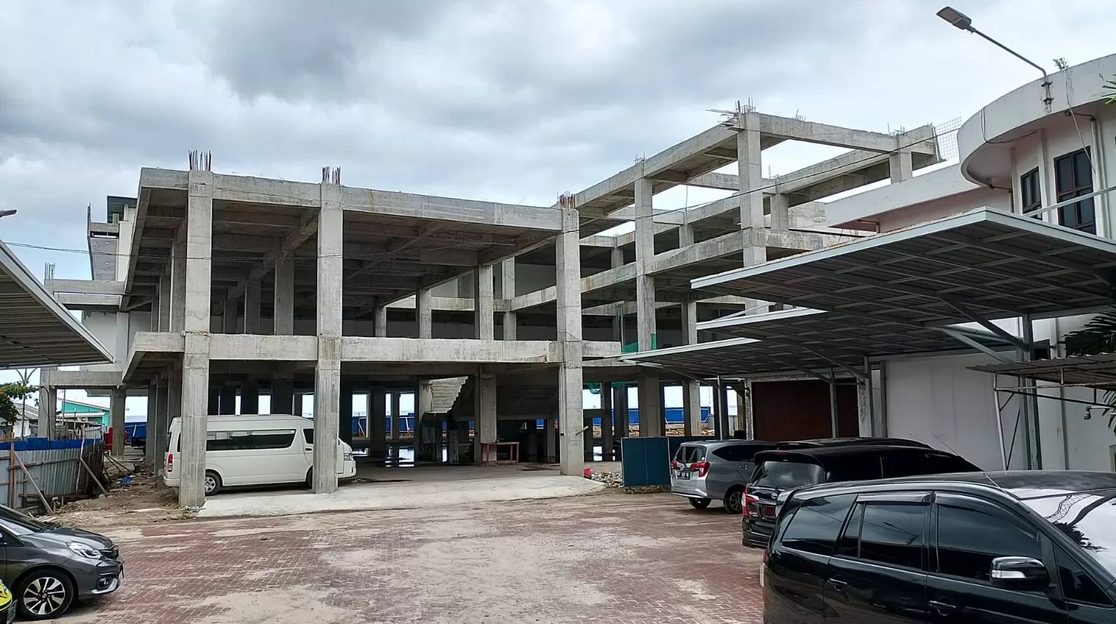 PROGRES: Pembangunan gedung baru DPRD Balikpapan tahap II yang dikhawatirkan bakal molor karena keterbatasan waktu pengerjaan. (IST)