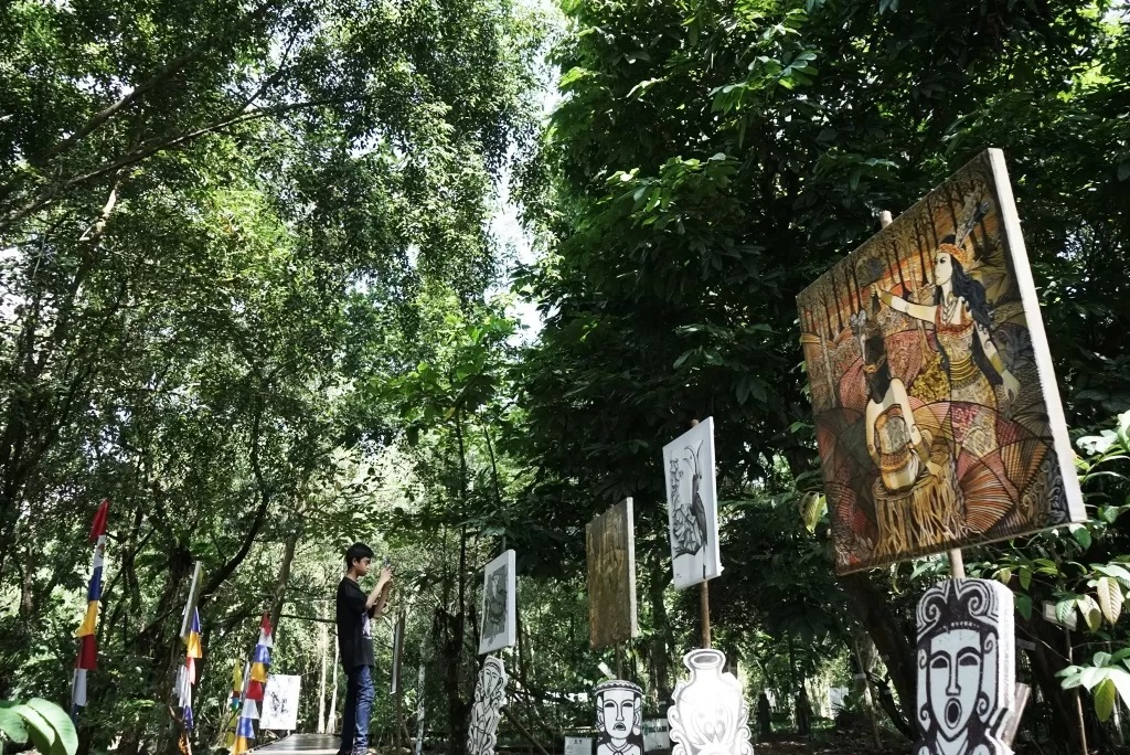PAMERAN: Pengunjung sedang mengabadikan beberapa karya di &ldquo;Pameran Kompak On Drawing&rdquo;, Selasa (28/5) di Galeri Hasil Hutan Jalan Veteran, Pontianak. (MEIDY KHADAFI/PONTIANAK POST)