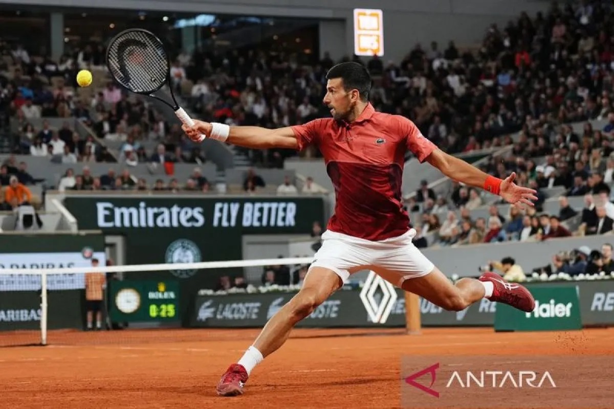 Novak Djokovic dari Serbia melakukan pukulan backhand terhadap Roberto Carballes Baena dari Spanyol selama pertandingan tunggal putra mereka di Court Philippe-Chatrier pada hari kelima turnamen tenis.