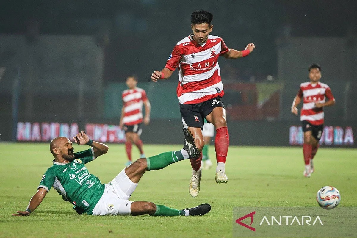 Pesepak bola Madura United Malik Risaldi (kanan)