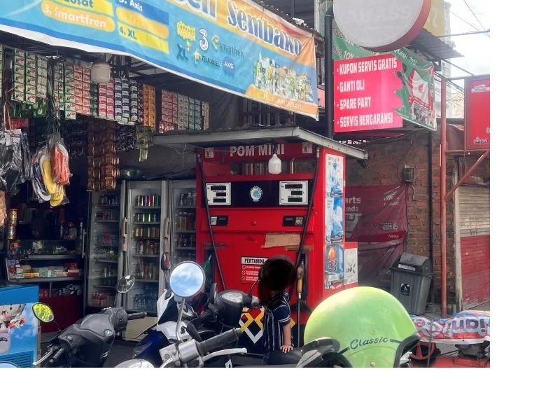 SEMAKIN BERTEBARAN. Keberadaan pertamini di Kota Samarinda kini bisa ditemukan di setiap ruas jalan. (MELI/SAPOS)