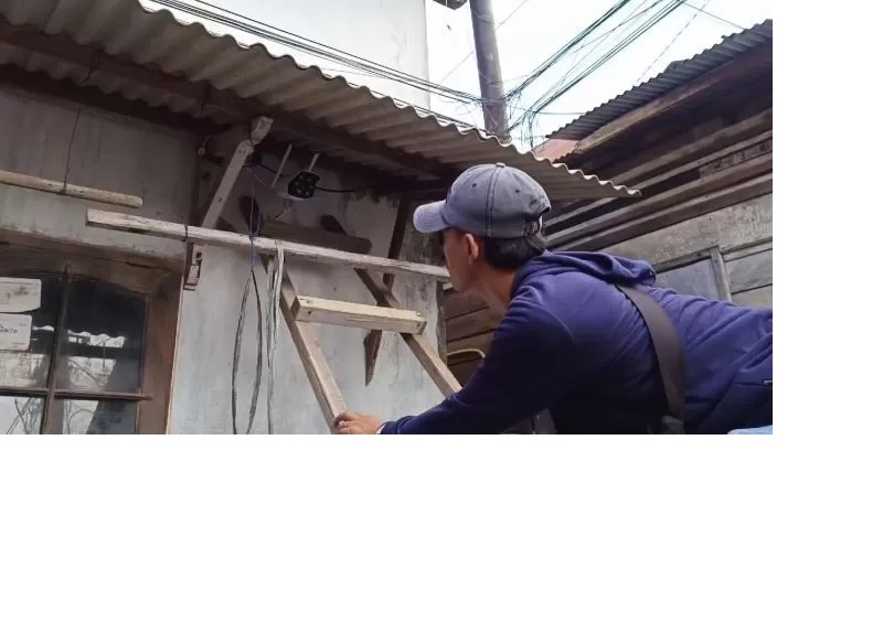 MISTERI. Polisi sedang memeriksa kamera CCTV yang terpasang di beberapa titik di Jalan Biawan, Gang 10, RT 04, Kelurahan Sidomulyo, Kecamatan Samarinda Ilir. (kis)
