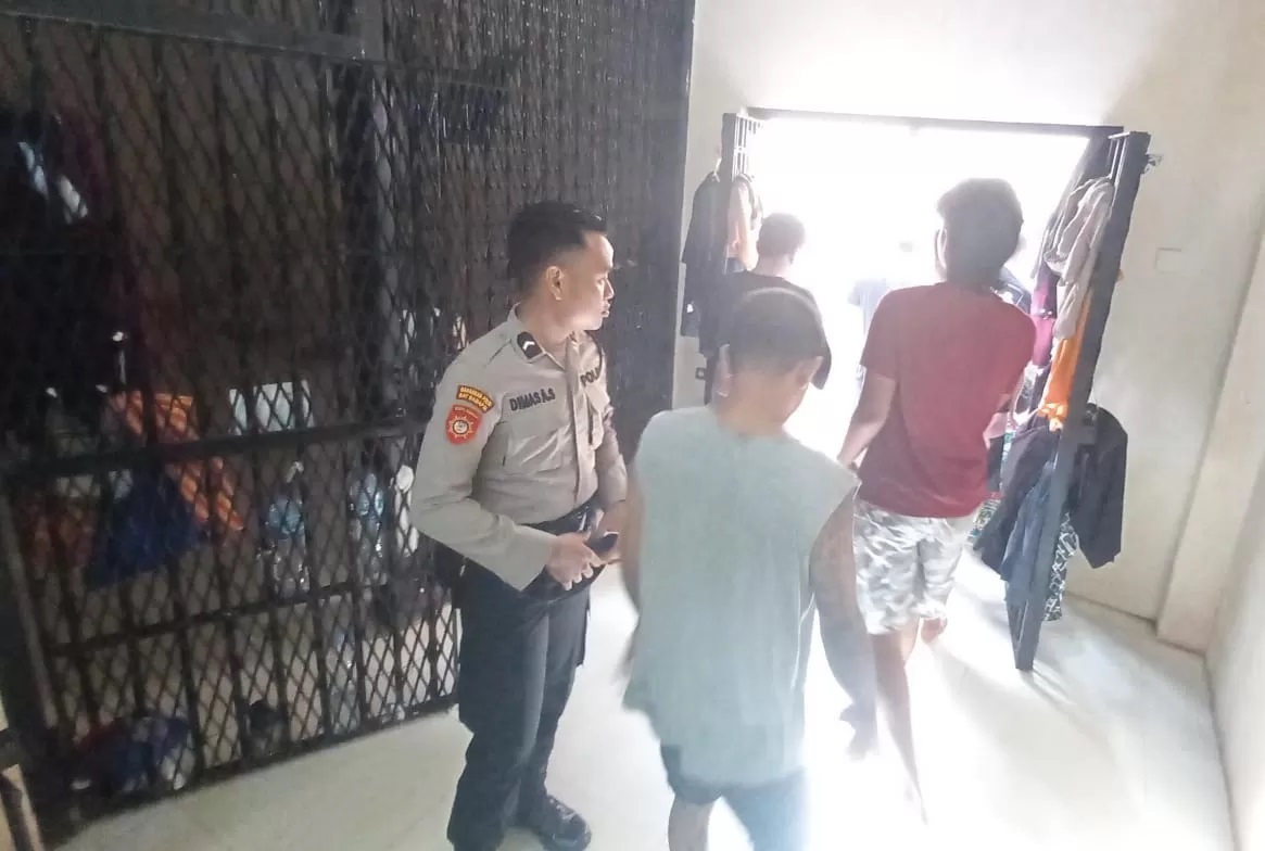MENDADAK: Penggeledahan di Rutan Polresta. Polisi menemukan tali, obat batuk hingga senjata tajam buatan.