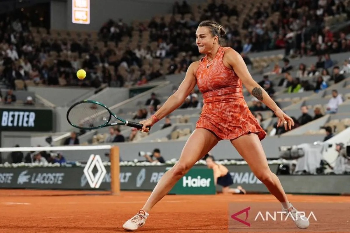 Aryna Sabalenka dari Belarus melakukan pukulan backhand ke Moyuka Uchijima dari Jepang selama pertandingan tunggal putri mereka di Court Philippe-Chatrier pada hari kelima Prancis Terbuka.