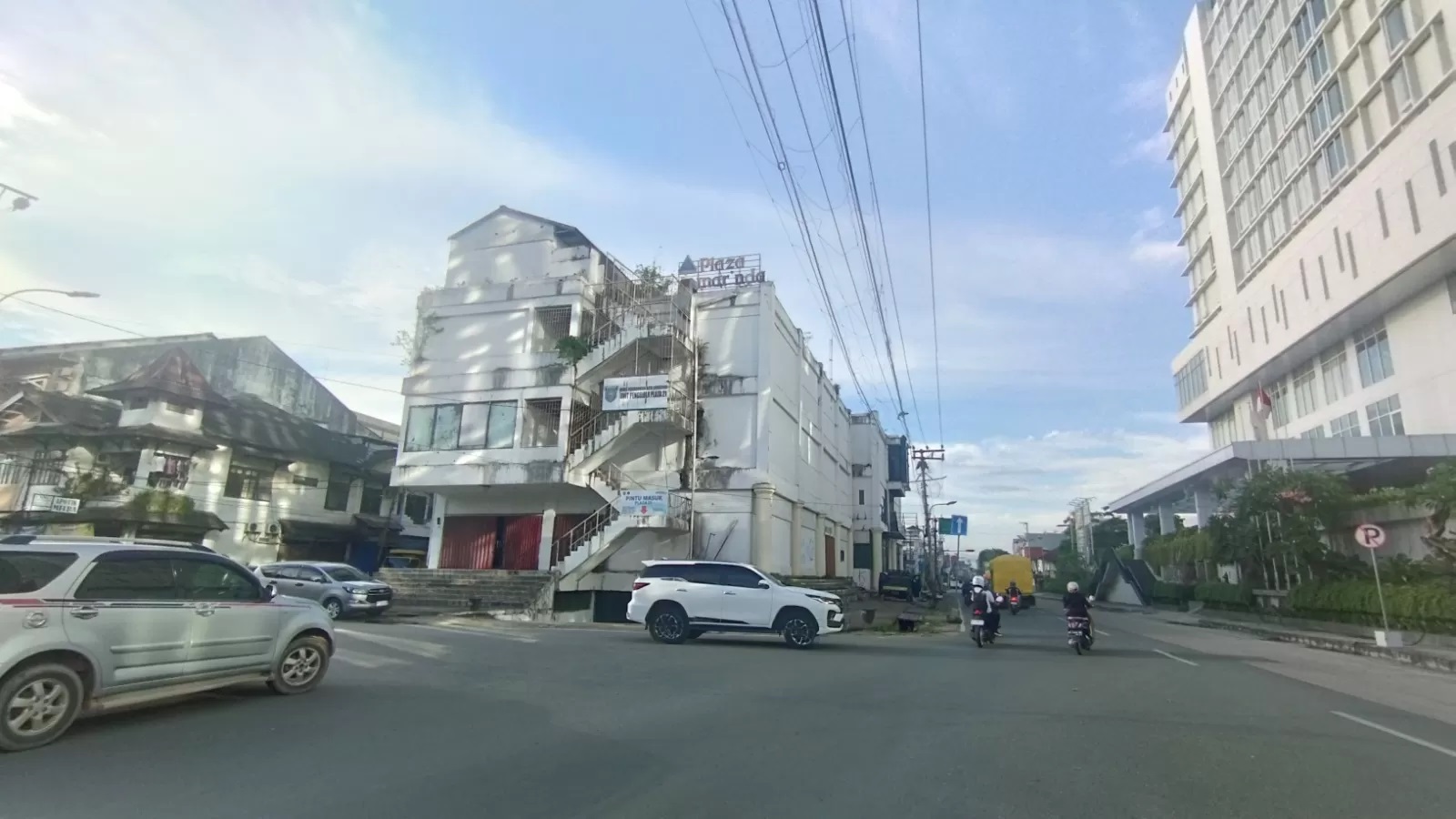 BELUM DIPUTUSKAN: Bangunan eks Plaza 21 sampai saat ini masih dibiarkan, karena pemkot belum memastikan akan peruntukan selanjutnya.