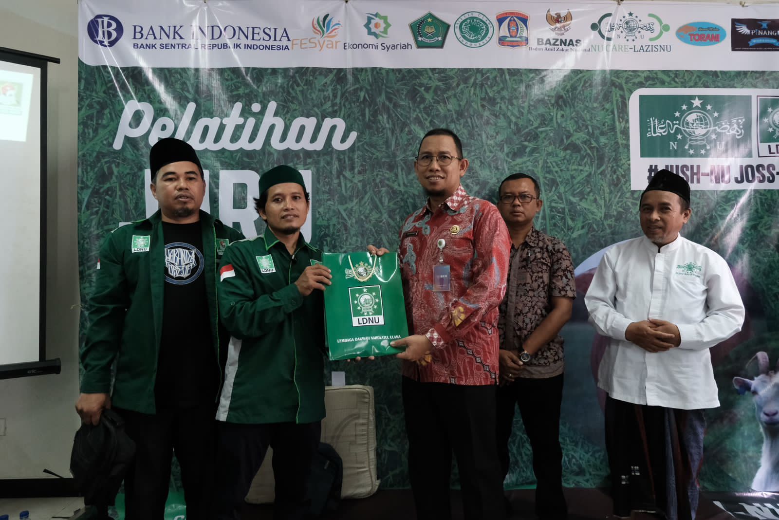 Ketua Panitia sekaligus Ketua JUSHNU Balikpapan Ahmad Kusyanto bersama Kepala Kantor Kemenag Balikpapan Masrivani di sela pembukaan pelatihan untuk juru sembelih.