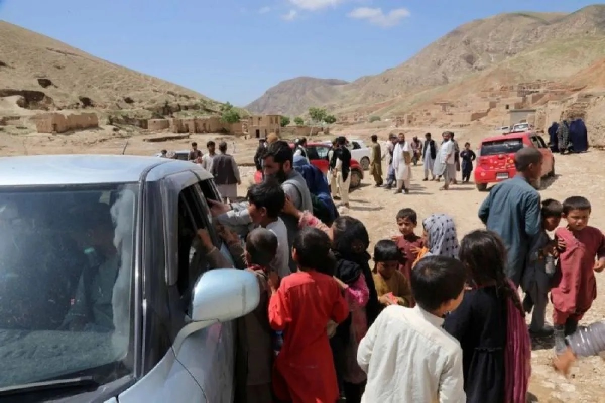 Anak-anak berkerumun di samping mobil yang berisi bantuan makanan di Distrik Borka, Provinsi Baghlan, Afghanistan utara, pada 12 Mei 2024. (ANTARA/Xinhua/Zahir Khan)