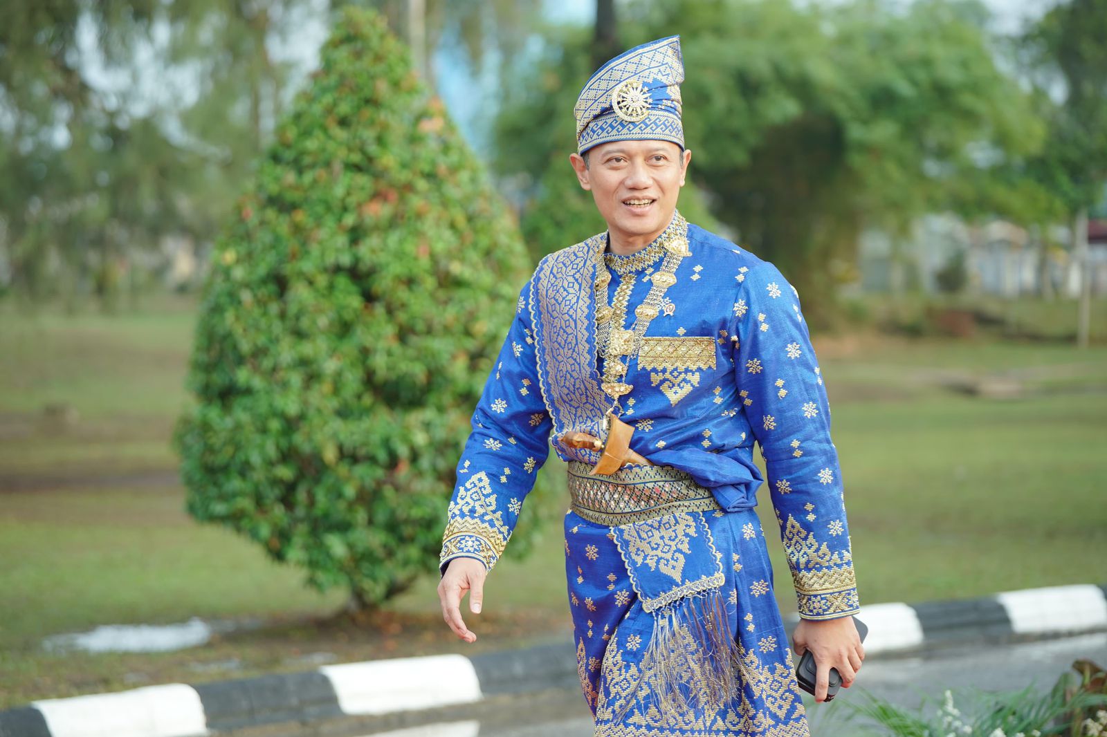 Menteri AHY mengenakan pakaian adat Melayu Pekanbaru saat Upacara Hari Lahir Pancasila.