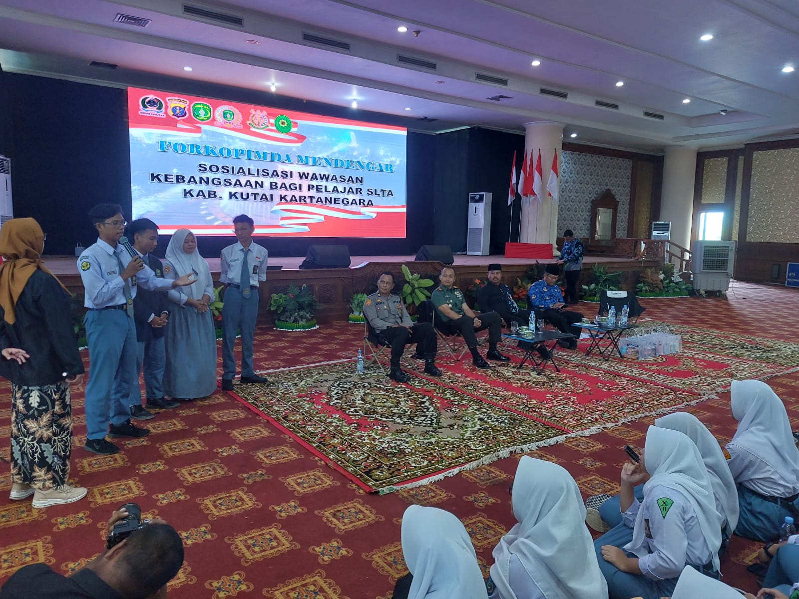 Bupati Kukar Edi Damansyah bersama para Gen Z yang duduk di bangku SMA pada sesi Forkopimda Mendengar (Elmo/Prokal.co)