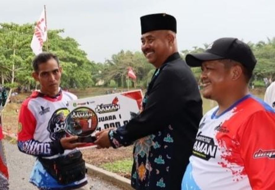 Bupati Kukar Edi Damansyah menyerahkan penghargaan bagi peserta Lomba Mancing Idaman (Istimewa)